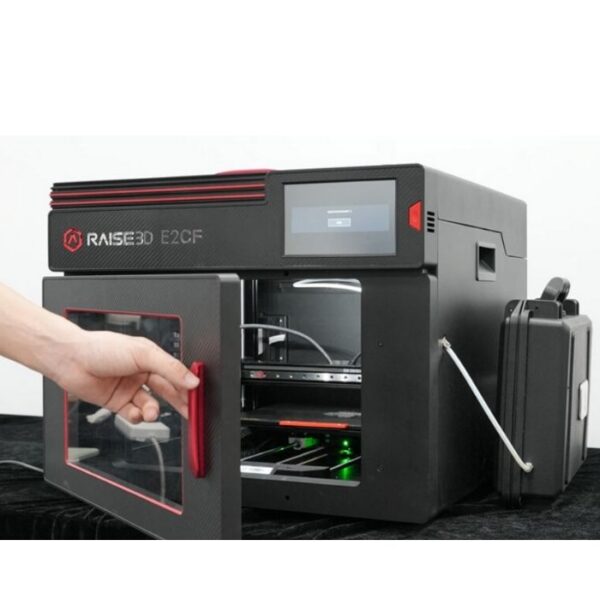 La Raise3D E2CF est une imprimante 3D industrielle conçue par le fabricant Raise3D